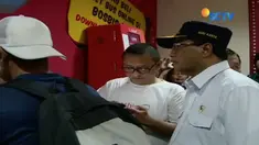 Menhub Budi Karya mengakui tiket online bisa memudahkan warga dalam bertransaksi. Hanya dia sangat menyesalkan lambannya internet yang digunakan pada mesin tersebut.