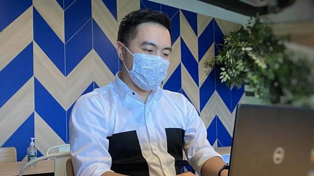 Andre (23) bekerja sebagai junior creative di salah satu rumah produksi terkenal di Jakarta, bangga jaga Indonesia dengan memakai Masker Batik