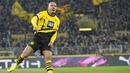 Pemain Borussia Dortmund, Donyell Malen, melakukan selebrasi setelah mencetak gol ke gawang SC Freiburg pada laga Liga Jerman di Stadion Signal Iduna Park, Sabtu (10/2/2024). Donyell Malen dan Niclas Fuellkrug kompak menyumbang gol kemenangan. (AP Photo/Martin Meissner)