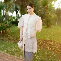 Nagita Slavina dikenal salah satu artis yang tampil fashionable. Seperti belum lama ini, istri Raffi Ahmad itu hadir dalam acara Istana Berkebaya. Pada acara tersebut perempuan dua orang anak itu tampil cantik mengenakan OOTD (Outfit  of the Day). [Instagram/raffinagita1717]