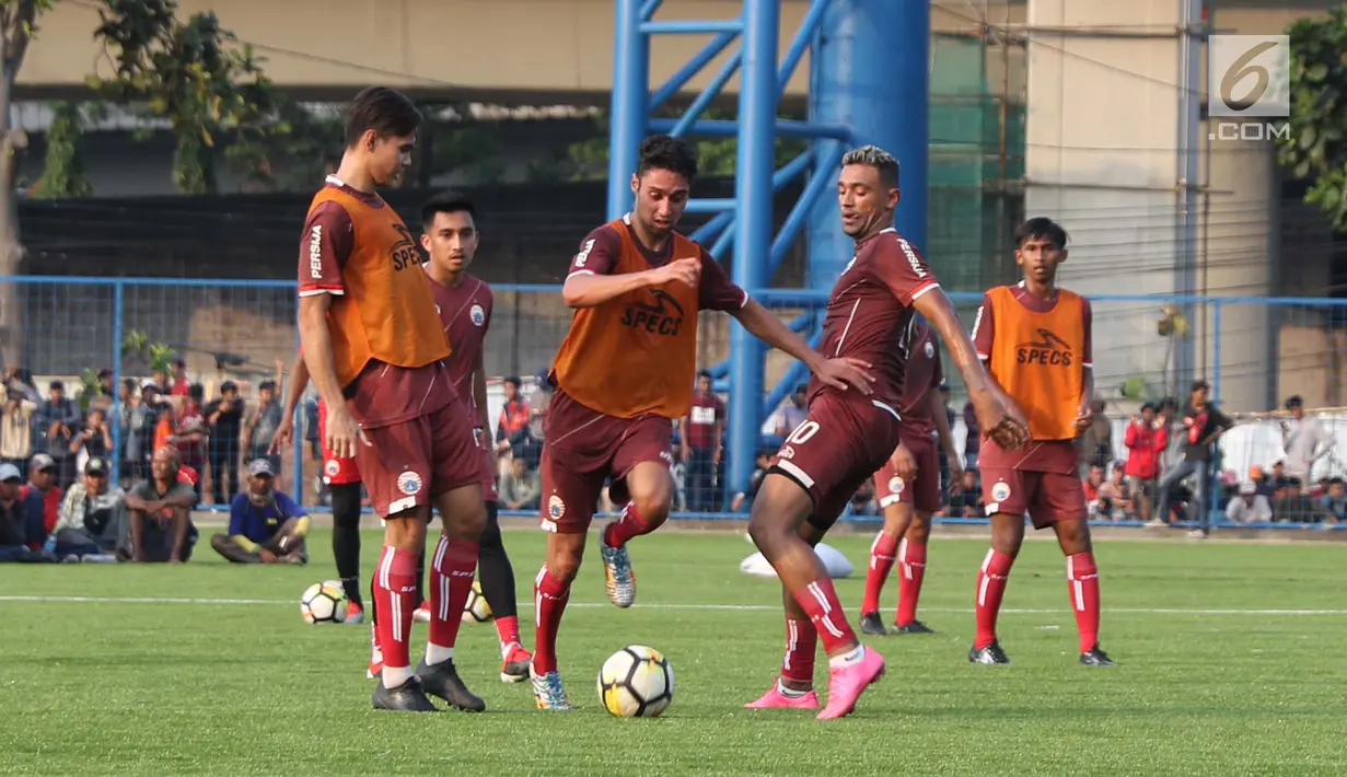 Pemain baru Persija, Bruno Matos (kedua kanan) berebut bola saat mengikuti latihan perdana musim 2019 di Lapangan Wisma Aldiron, Jakarta, Senin (7/1). 30 pemain ikut dalam latihan perdana yang digelar terbuka. (Liputan6.com/Helmi Fithriansyah)