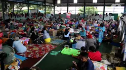 Aktivitas korban banjir di lokasi pengungsian Gor Total Persada, Periuk, Tangerang, Banten, Kamis (6/2/2020). Seribuan warga perumahan itu mengungsi karena tanggul Kali Ledug jebol. hingga  kawasan perumahan itu terendam air dengan ketinggian 3,5 meter. (merdeka.com/Muhammad Fayyadh)