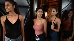 Model antre mengikuti audisi Lakme Fashion Week untuk Festival Musim Dingin 2018 di Mumbai, India, Kamis (28/6). Ajang peragaan busana Lakme Fashion Week 2018 sendiri akan digelar pada 22-26 Agustus 2018. (AFP PHOTO / Indranil MUKHERJEE)