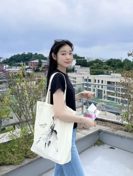 Asal usul dan berbagai penemuan kembali siluet khas ini selanjutnya ditelusuri kembali. Gairah Christian Dior terhadap bunga dan taman diwujudkan dalam dua latar yang sangat puitis. Yang pertama, didedikasikan untuk Miss Dior, mengungkapkan berbagai segi parfum yang menjadi lambang ini berkat materi arsip yang sebelumnya tidak dipublikasikan, dalam dialog dengan karya seni tekstil karya Eva Jospin. 
Asal usul dan berbagai penemuan kembali siluet khas ini selanjutnya ditelusuri kembali. Gairah Christian Dior terhadap bunga dan taman diwujudkan dalam dua latar yang sangat puitis. Yang pertama, didedikasikan untuk Miss Dior, mengungkapkan berbagai segi parfum yang menjadi lambang ini berkat materi arsip yang sebelumnya tidak dipublikasikan, dalam dialog dengan karya seni tekstil karya Eva Jospin.