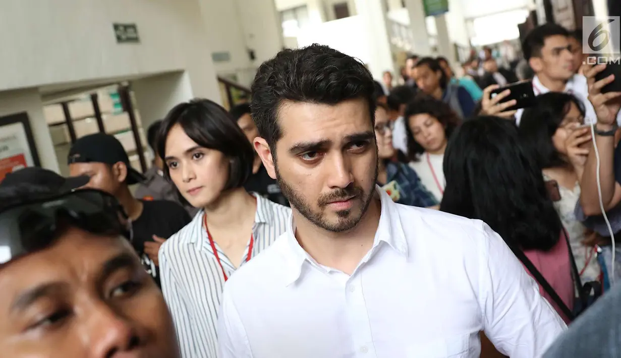 Fachri Albar didampingi istrinya Renata Kusmanto bersiap menjalani sidang vonis di PN Jakarta Selatan, Selasa (10/7). Fachri divonis untuk menjalani rehabilitasi sosial selama tujuh bulan di RS Ketergantungan Obat Jakarta. (Liputan6.com/Immanuel Antonius)
