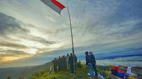 Meski berketinggian 812 mdpl, para pelancong dapat menyaksikan gumpalan awan berbentuk samudra dari puncak Bukit Suligi, Desa Aliantan, Kecamatan Kabun, Kabupaten Rokan Hulu, Riau. (Liputan6.com/M Syukur)
