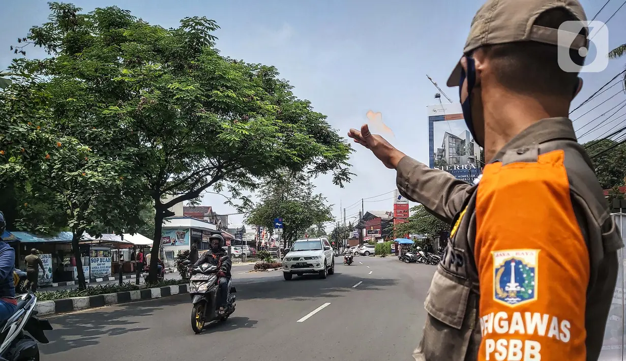 Petugas gabungan Satpol PP, TNI, Polri melakukan razia masker di kawasan Karang Tengah Raya, Lebak Bulus, Jakarta, Senin (14/9/2020). Penertiban terkait pelaksanaan PSBB Jakarta kembali dan memutus rantai penyebaran COVID 19. (Liputan6.com/Faizal Fanani)