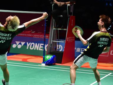 Ganda putra Indonesia, Kevin Sanjaya / Marcus Gideon, merayakan kemenangan atas Li Junhui / Liu Yuchen pada final Jepang Terbuka di Tokyo, Minggu (16/9/2018). Kevin Sanjaya / Marcus Gideon berhasil menjadi juara. (AFP/Kazuhiro Nogi)