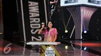 Asri Welas meraih penghargaan Pemeran Pendukung Wanita Terbaik di ajang Indonesia Box Movie Awards (IBOMA) 2017 lewat film Cek Toko Sebelah. (Helmi Fithriansyah/Liputan6.com)