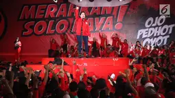 Ketua DPP PDIP Puan Maharani memberi orasi politiknya pada kampanye rapat umum di Solo, Jawa Tengah, Minggu (31/3). Menjelang hari pencoblosan, Puan Maharani mengimbau kader PDIP tetap menjaga TPS sampai semua suara selesai dihitung. (Liputan6.com/HO/Iwan)