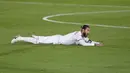 Pemain Real Madrid Sergio Ramos tersungkur di lapangan saat menghadapi Valencia pada pertandingan La Liga Spanyol di Estadio Alfredo Di Stefano, Madrid, Spanyol, Kamis (18/6/2020). Real Madrid menang 3-0 lewat dua gol Karim Benzema dan satu gol Marco Asensio. (AP Photo Manu Fernandez)