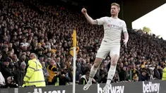 Gelandang Manchester City Kevin De Bruyne merayakan gol yang dicetaknya ke gawang Wolverhampton Wanderers pada aga tunda pekan ke-33 Liga Inggris di Molineux Stadium, Kamis (12/5/2022). Kevin De Bruyne mencatatkan empat gol yang menakjubkan saat Manchester City melibas 5-1 tuan rumah Wolverhampton Wanderers. (Nick Potts/PA via AP)