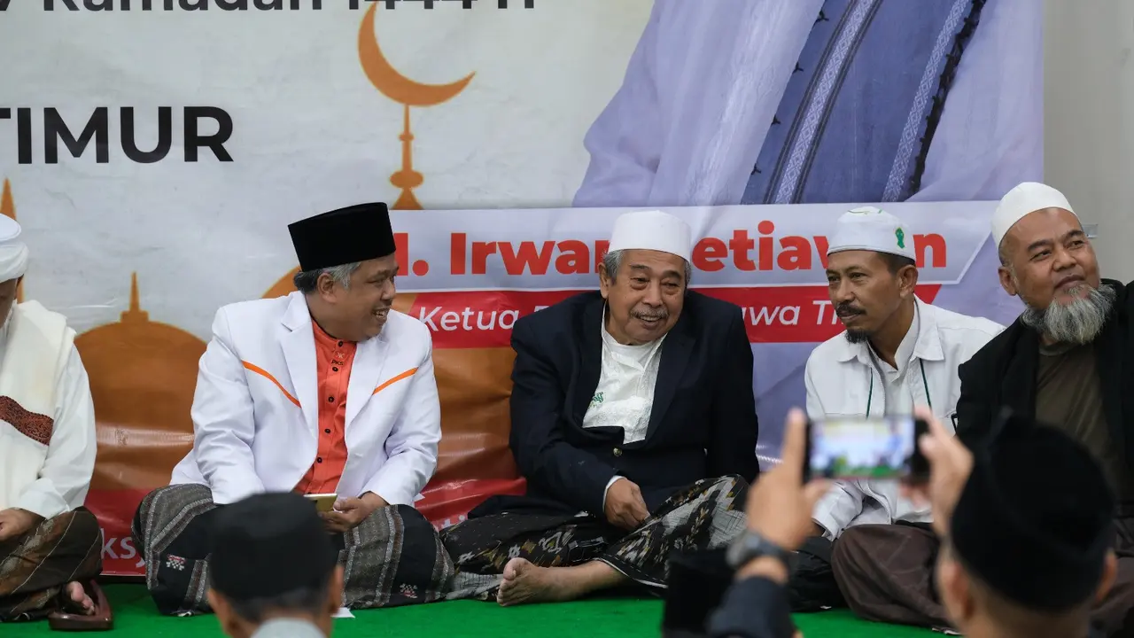 Kiai Ghozi Wahib Wahab bersama Kang Irwan Ketua PKS Jatim saat peringatan Nuzulul Quran di DPW PKS Jatim.(Istimewa).
