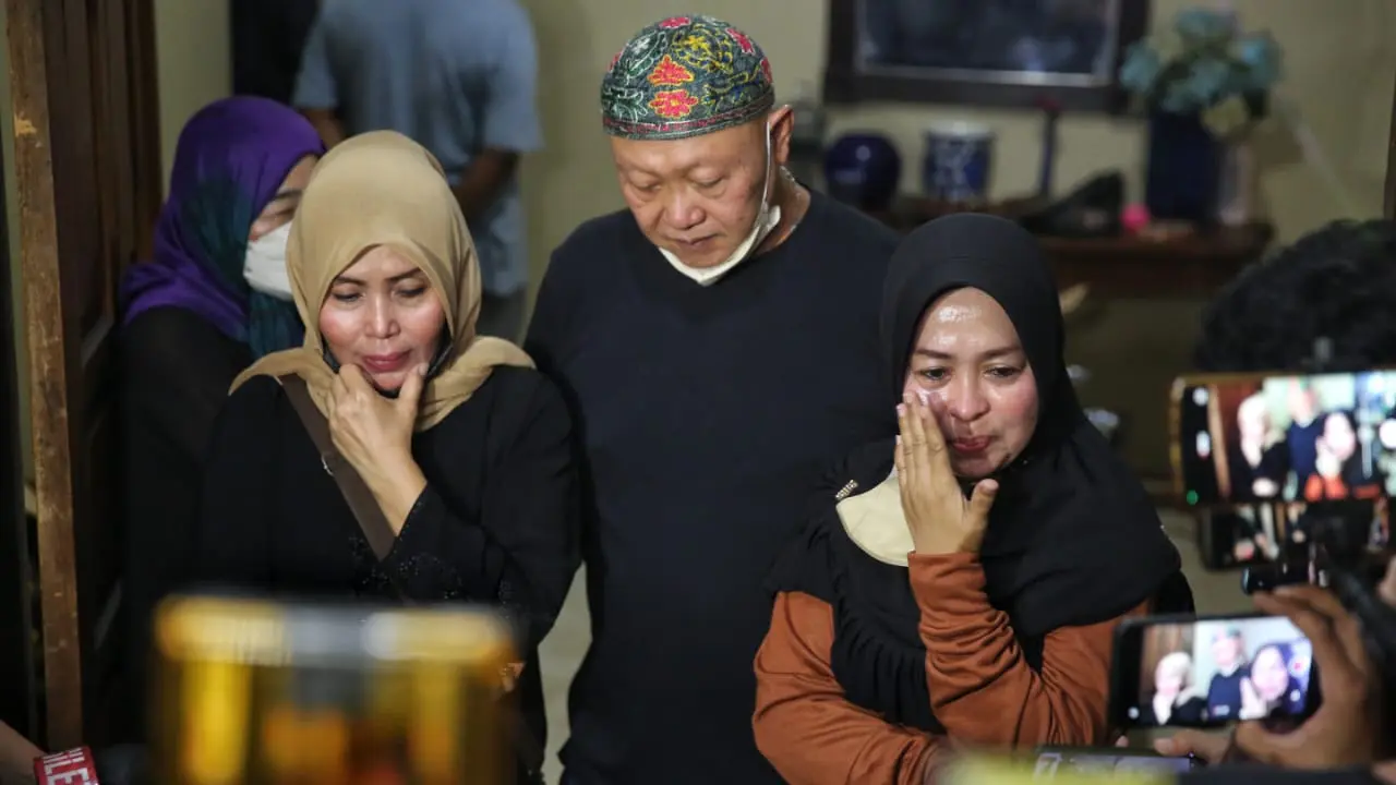 Para pemain Si Doel Anak Sekolahan Melayat mendiang Aminah Cendrakasih. (Liputan6.com)