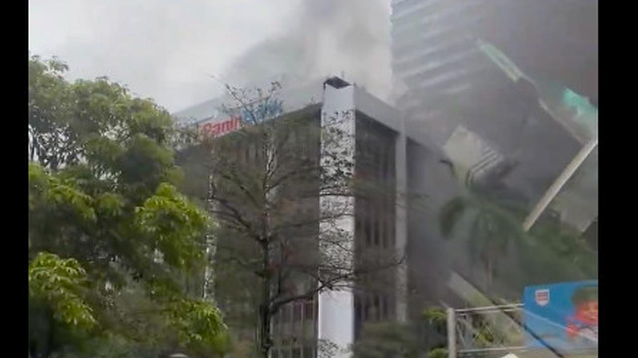 Asap hitam mengepul di sekitar Gedung Panin Bank Senayan, Sudirman Jakarta.(Istimewa)