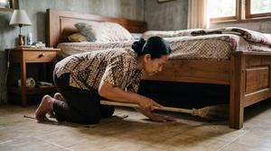 Cara Membersihkan Kolong Tempat Tidur Tanpa Vacuum Cleaner, Begini Trik Menjangkau Debu yang Tersembunyi