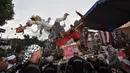 Sebuah patung Hanoman dan Rahwana ikut memeriahkan acara perayaan Cap Go Meh di Kota Bogor, Jawa Barat, Kamis (5/3/2015). (Liputan6.com/Faizal Fanani)