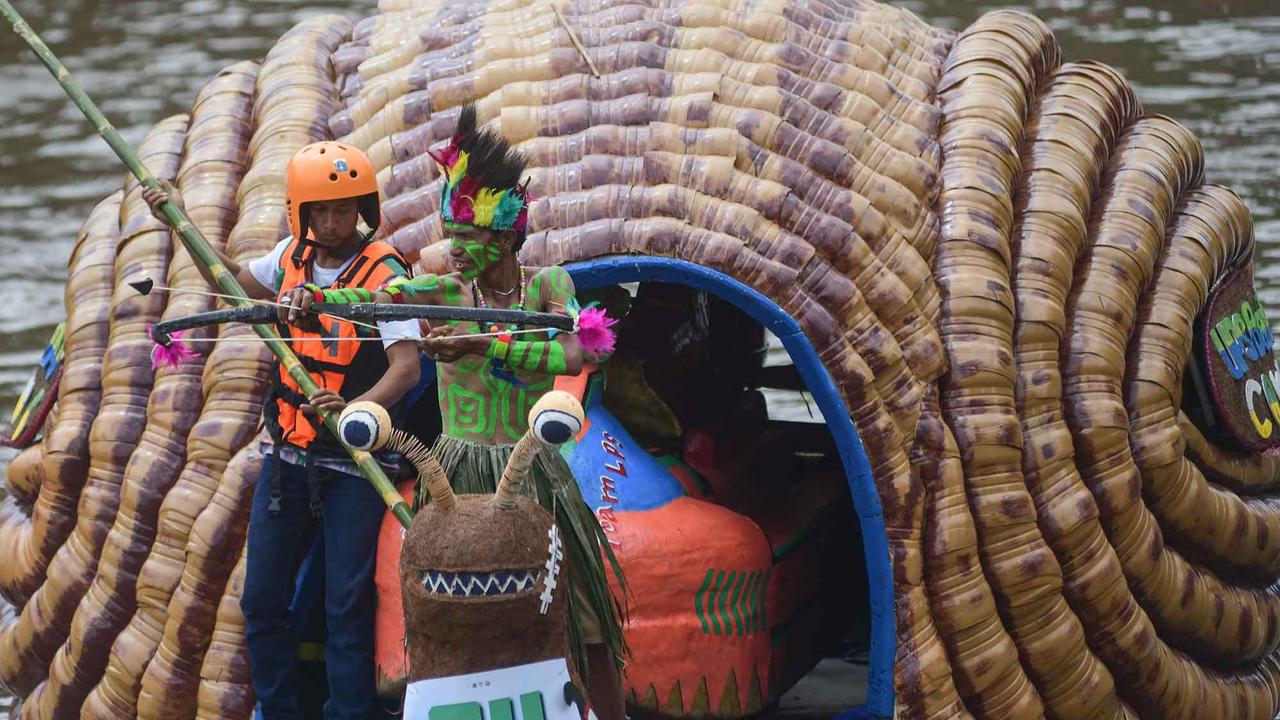 Foto: Seru! Festival Perahu Daur Ulang Hiasi Ciliwung, 43 Perahu Melaju dari Sampah Plastik