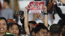 Suporter mengangkat poster saat menyaksikan laga perpisahan pemain Persija, Bambang Pamungkas pada Shopee Liga 1 Indonesia, SUGBK Jakarta, Selasa (17/12/2019). Laga melawan Persebaya menjadi pertandingan terakhir Bambang Pamungkas sebagai pesepakbola profesional. (Liputan6.com/Helmi Fithriansyah)