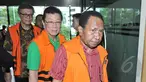 Para tahanan KPK saat tiba di KPK untuk mengikuti ibadah memperingati kenaikan Isa Almasih di gedung KPK, Jakarta, Kamis (14/5/2015). (Liputan6.com/Herman Zakharia)