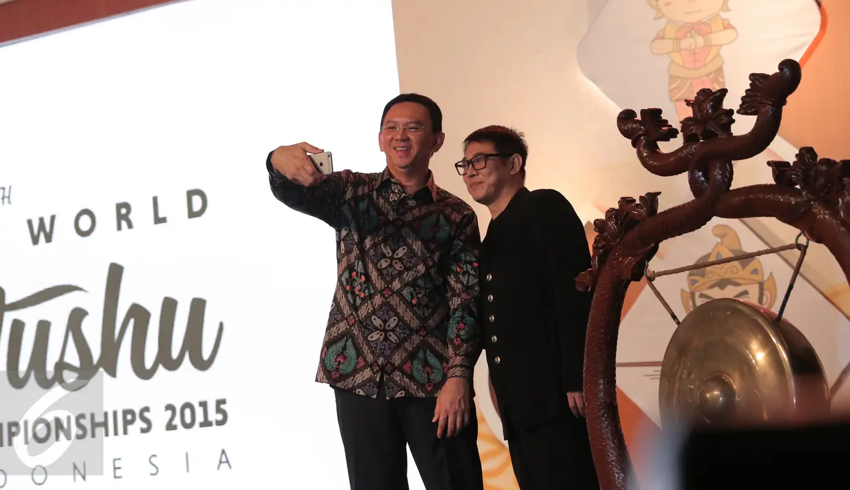 Gubernur DKI Jakarta Basuki Tjahaja Purnama saat selfie dengan Jet Li pada acara pembukaan Kejuaraan Dunia Wushu ke-13 di Jakarta Convention Centre, (13/11/2015). Kejuaraan Dunia Wushu akan berlangsung 13-18 November mendatang. (Liputan6.com/Angga Yuniar)