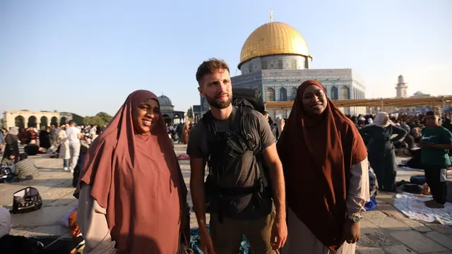 Pria muslim dari Prancis bernama Neil Dauxois berjalan kaki selama 10 bulan menuju Masjid Al Aqsa, Palestina. (Dok. Anadolu Agency)