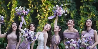 Pernikahan Mahalini dan Rizky Febian mencuri perhatian begitupun para bridesmaid yang terdiri dari publik figure. Saat resepsi para bridesmaid, tampil dengan gaun warna ungu berbagai model. [@mahaliniraharja]