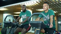 OK John dan Raphael Maitimo menjalani tes medis di Persebaya. (Bola.com/Dok. Persebaya)