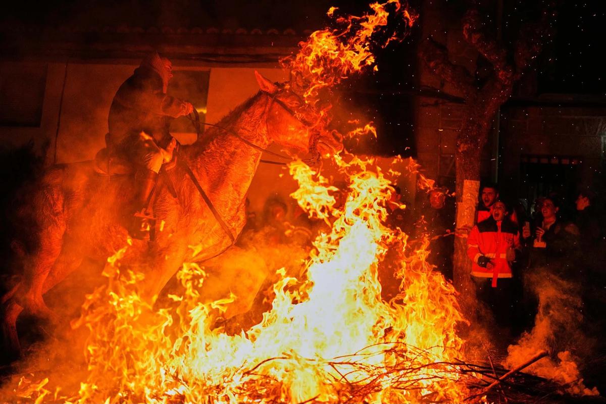 FOTO: Kengerian Ritual Kuda Melompati Api di San Bartolome de Pinares