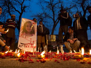 Warga menyalakan lilin untuk Zainab Ansari, gadis 8 tahun yang diculik, diperkosa dan dibunuh di Islamabad, Pakistan (11/1). Anees Ansari, ayah Zainab mengatakan polisi lamban mencari putrinya yang hilang di provinsi Punjab timur. (AP Photo/B.K. Bangash)