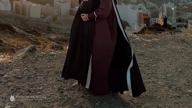 Gaya Bumil Zaskia Sungkar Saat Umrah, Tetap Modis dengan Abaya Karya Sendiri