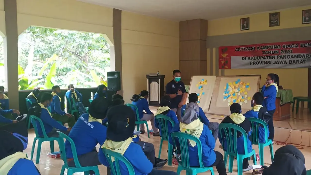 Sekitar 120 relawan Kampung Siaga Bencana (KSB) tengah mendapatkan pengetahun mengenai manajemen kebencanaan di Pangandaran, Jawa Barat.