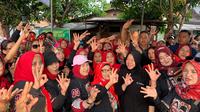 Calon Gubernur nomor 3 Tri Rismaharini atau Risma didampingi ratusan Kader Lingkungan dan warga kota saat bersih-bersih bantaran sungai di Surabaya. (Liputan6.com/ Dok Ist)