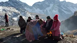 Seorang pemandu spiritual memimpin ritual Pachamama atau Ibu Bumi di gunung La Cumbre, pinggiran La Paz, Bolivia, Rabu (1/8). Bulan Agustus, orang-orang berkumpul melakukan persembahan menghormati dewi bumi dan meminta keberuntungan. (AP/Juan Karita)