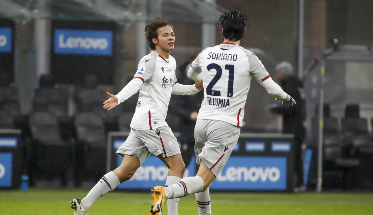 Pemain Bologna, Emanuel Vignato (kiri) berselebrasi usai mencetak gol ke gawang Inter Milan pada pertandingan lanjutan Liga Serie A Italia di Stadion San Siro Milan, Minggu (6/12/2020). Inter menang 3-1 atas Bologna. (AP Photo/Antonio Calanni)