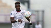 Pemain Arema FC, Ichaka Diarra mengejar bola pada laga pekan pertama BRI Liga 1 2023/2024 antara Dewa United melawan Arema FC di Stadion Indomilk, Tangerang, Minggu (2/7/2023). (Bola.com/Bagaskara Lazuardi)