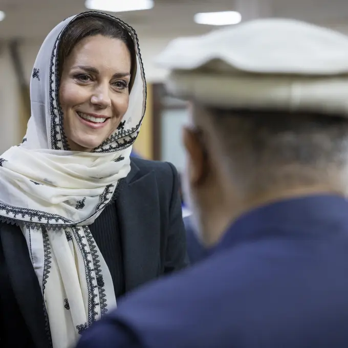 Potret Cantiknya Kate Middleton Berkerdung saat Kunjungi Muslim Centre