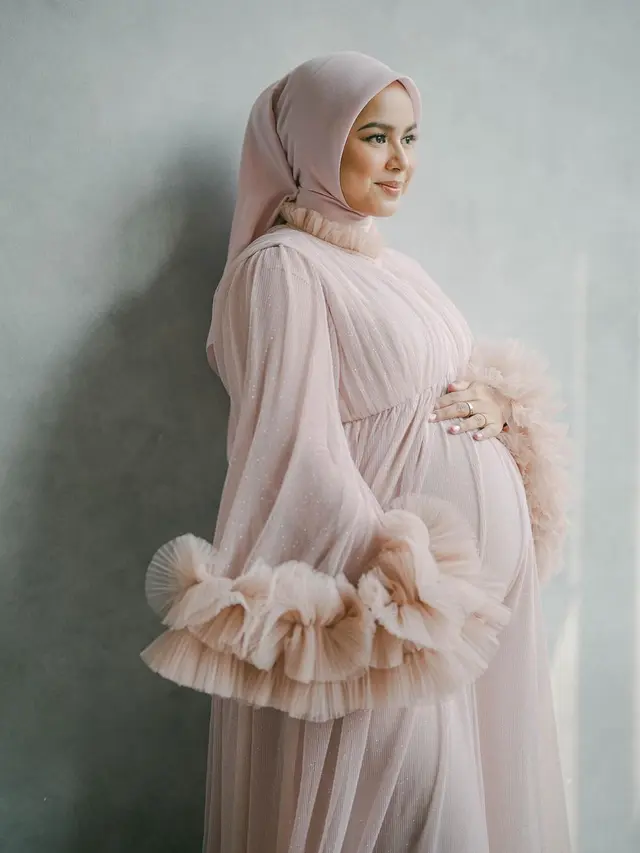 6 Potret Maternity Shoot Istri Megantara, Menawan dengan Baby Bump Besar
