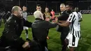 Presiden PAOK Ivan Savvidis turun ke lapangan dengan pistol di pinggangnya saat Liga Super Yunani di Stadion Toumbas, Minggu (11/3). Savvidis memprotes wasit yang membatalkan gol PAOK yang dicetak Fernando Valera pada menit ke-89. (AFP PHOTO/stringer)