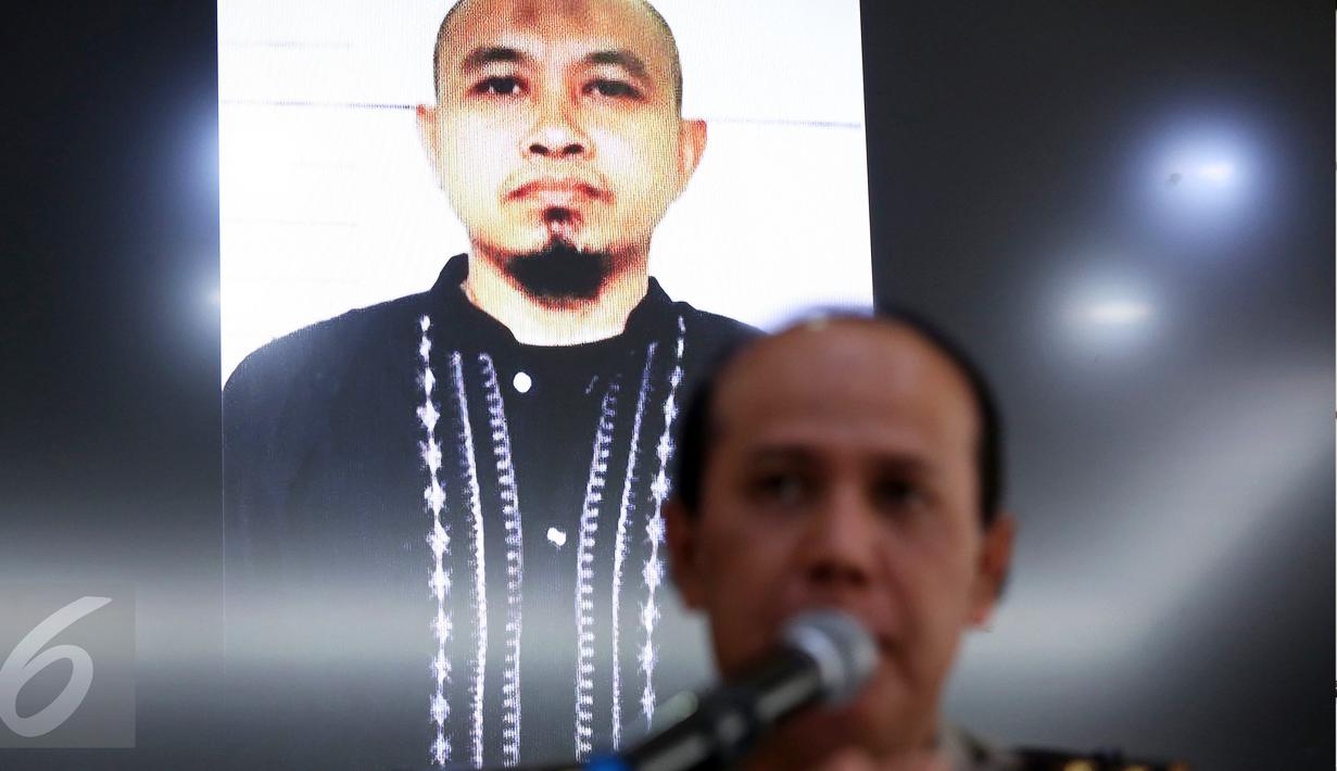 Wajah pelaku teror Bandung, Yayat Cahdiyat, saat konferensi pers di Divhumas Polri, Jakarta, Selasa (28/2). Kadiv Humas Polri menyatakan, aksi peledakan bom di Bandung dibiayai dari hasil perampokan di sejumlah wilayah. (Liputan6.com/Johan Tallo)