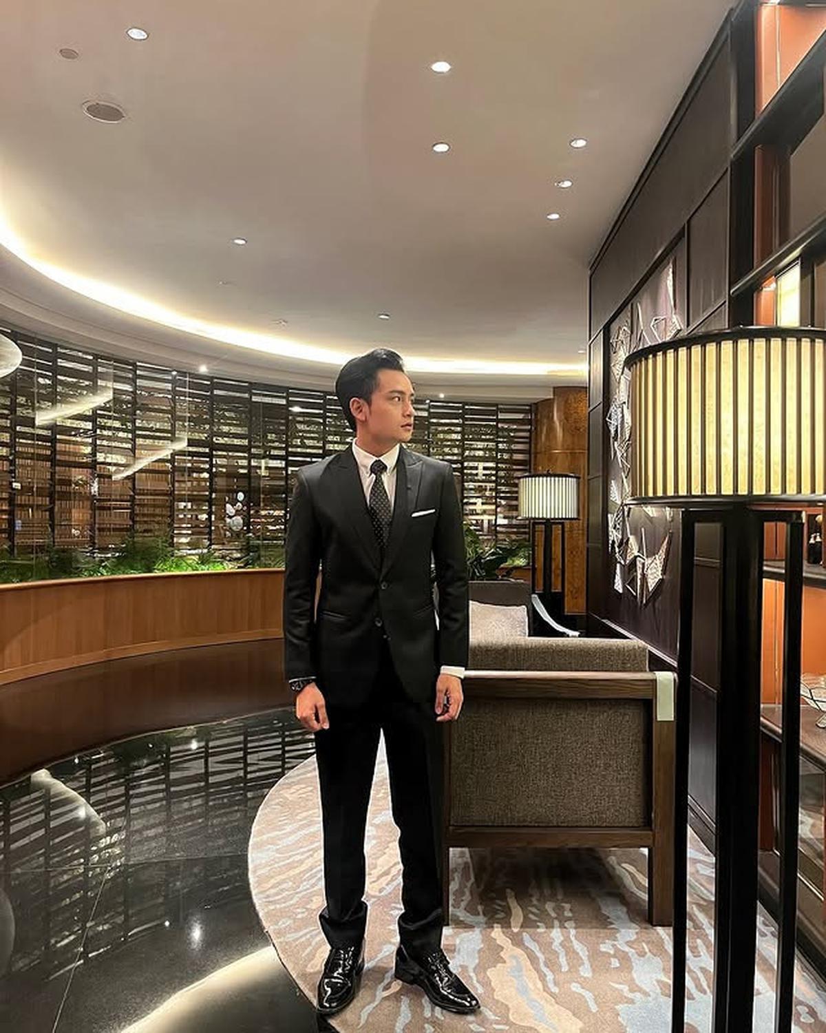 Bukan dengan Lyodra, 7 Potret Randy Martin Kondangan Bareng Sosok Tersayang Ini - Tampil Formal Pakai Setelan Jas