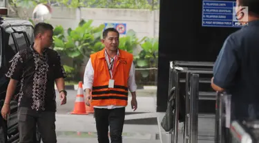 Anggota DPRD Kota Malang Suprapto tiba di gedung KPK untuk menjalani pemeriksaan, Jakarta, Rabu (18/4). Suprapto diperiksa sebagai tersangka dalam kasus dugaan suap terkait pembahasan APBD-P Pemerintahan Kota Malang TA 2015. (merdeka.com/Dwi Narwoko)