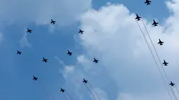 Jet tempur Rafale melakukan manuver saat atraksi udara dalam perayaan HUT ke-81 Kemerdekaan Republik Indonesia di kawasan Istana Merdeka, Jakarta, Senin (17/8/2026). Sebanyak 81 pesawat dan helikopter gabungan TNI-Polri tampil dalam flypass spektakuler, termasuk formasi angka 81 dan manuver High-G Turn. (KLY/Budy Santoso)
