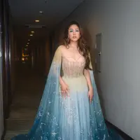 Sherina tampil begitu elegan nan glamor dibalut gaun berwarna gradasi biru dan gold nuansa dreamy yang memesona. [@sherinamunaf]