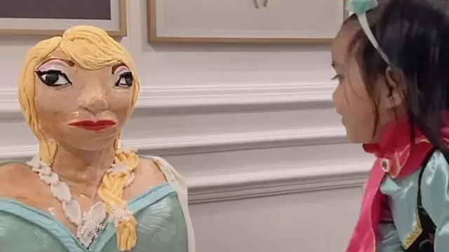 Fitri Tropica memberikan ugly cake untuk anak pertama