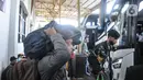 Memasuki H-7 Idul Fitri 1444 H, jumlah penumpang bus AKAP tujuan kota besar di Jawa Barat, Jawa Tengah, Jawa Timur, dan Sumatera yang berangkat dari Terminal Jatijajar mulai mengalami peningkatan sejak pagi tadi. (merdeka.com/Iqbal S Nugroho)