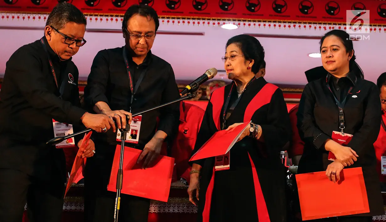 Megawati Soekarnoputri selaku Ketua Umum terpilih (kedua kanan) bersiap mengumumkan susunan pengurus DPP PDIP periode 2019-2024 dalam hari terakhir Kongres V PDIP di Hotel Grand Inna Bali Beach, Sanur, Bali, Sabtu (10/8/2019). Struktur pengurus tetap sejumlah 27 posisi. (Liputan6.com/Johan Tallo)