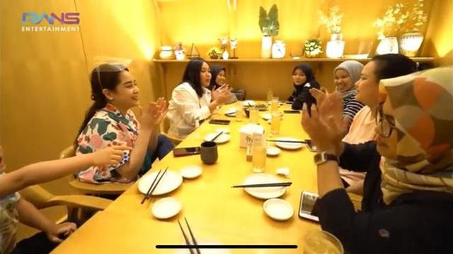 Nagita Slavina memiliki kebiasaan memanjakan karyawan dan orang-orang yang bekerja dengannya di rumah. (YouTube/ RansEntertainment)