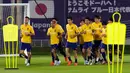 Pemain Jepang melakukan pemanasan saat sesi latihan di Doha, Qatar, 29 November 2022. Jepang akan menghadapi Spanyol dalam pertandingan Grup E Piala Dunia 2022 pada 1 Desember. (AP Photo/Eugene Hoshiko)