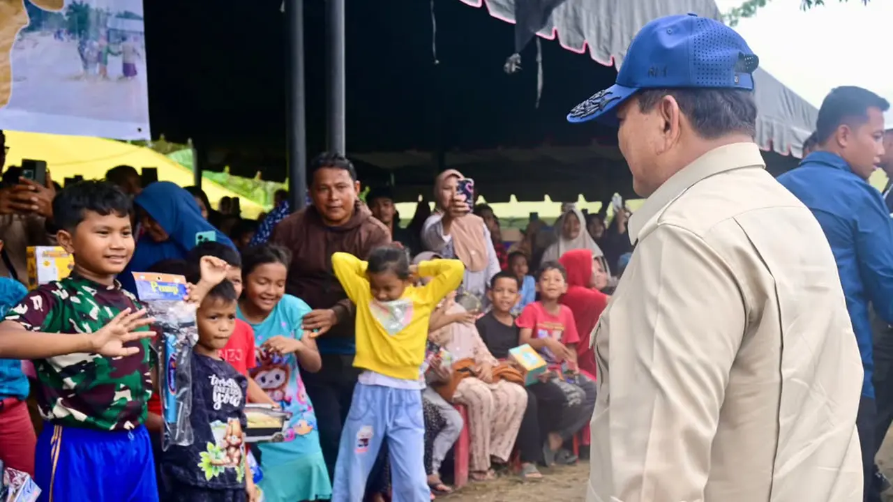 Presiden Prabowo Subiantosecara khusus juga membawakan berbagai mainan untuk anak-anak yang berada di tenda pengungsian di Kabupaten Bireuen, Provinsi Aceh.